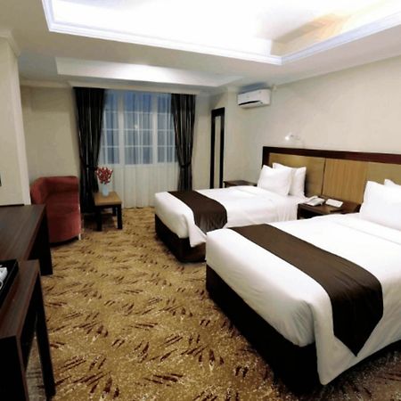 Grand Asrilia Hotel Бандунг Экстерьер фото